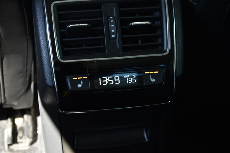 Škoda Superb 2.0TDi BIXENON KŮŽE ACC ČR - fotka 26 z 29