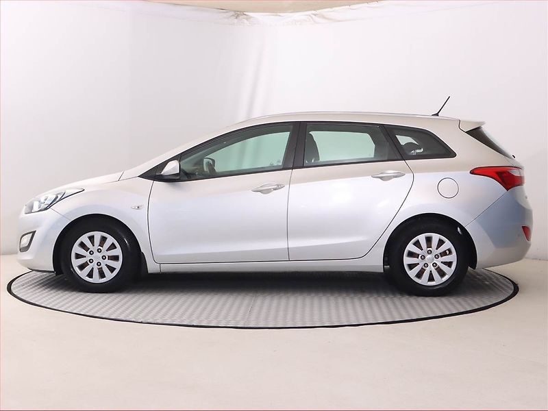Hyundai i30 (2016) Comfort 1.6 CRDi, Serv.kniha - fotka 3 z 16