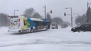 Kolektivní snaha při vyprošťování autobusu v Montrealu