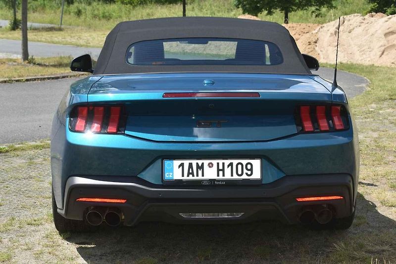 Ford Mustang Convertible - I v sedmé generaci neztrácí svůj půvab.