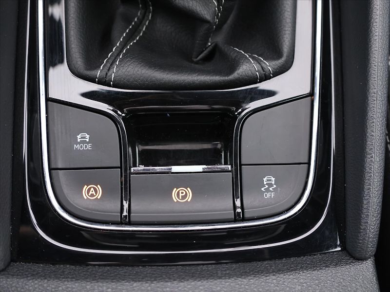 Škoda Karoq 1.5 TSI Sportline Virtual 1.Ma - fotka 19 z 28