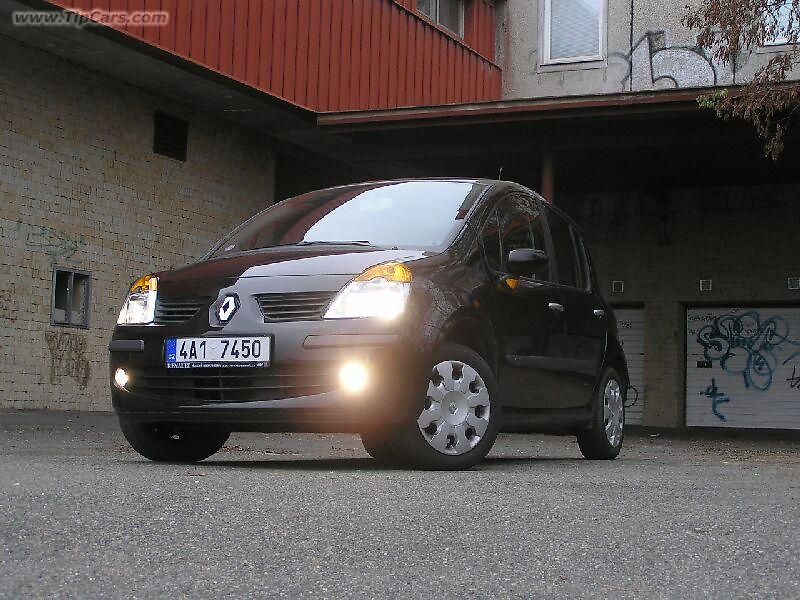 I přes vyšší stavbu karoserie je vůz překvapivě stabilní v zatáčkách, když se minimálně naklání.