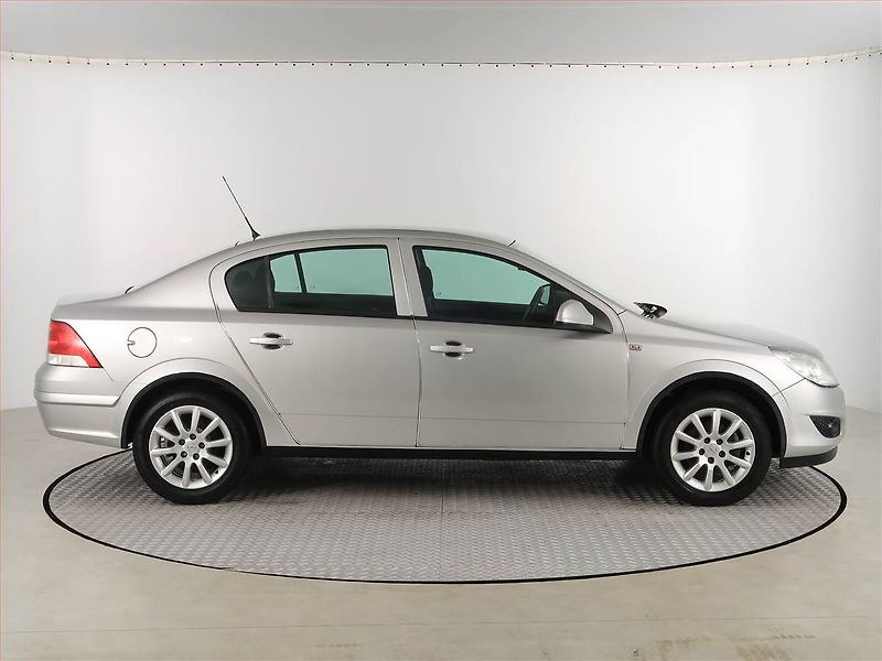 Opel Astra (2012) 1.6 16V, Tempomat - fotka 6 z 18