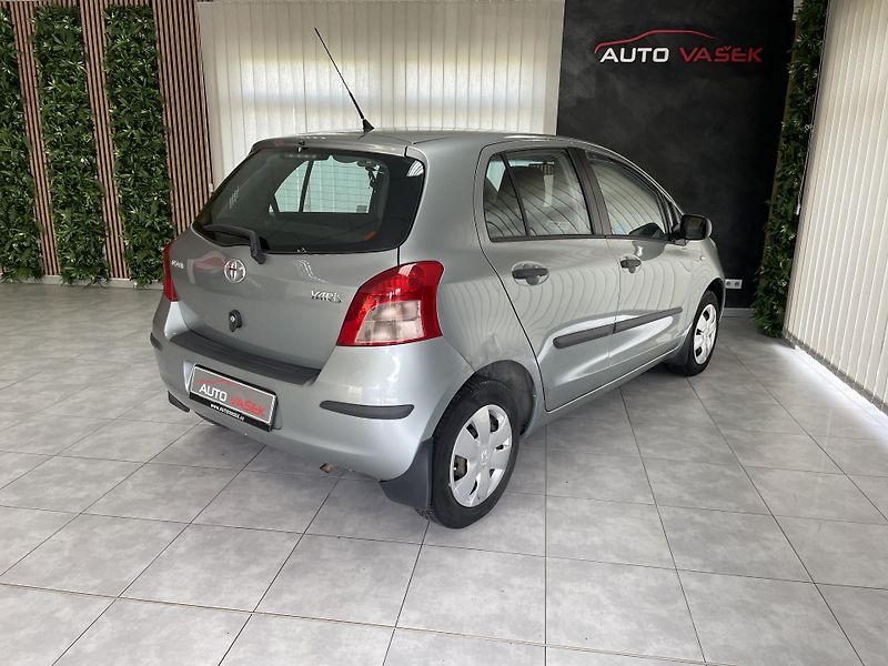 Toyota Yaris 1.0 i ČR 1.MAJ. AC  REZERVACE - fotka 10 z 22