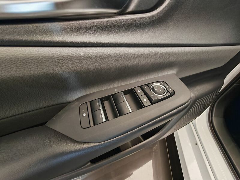 Toyota Prius 2.0 Plug-in Hybrid Prestige - fotka 10 z 38
