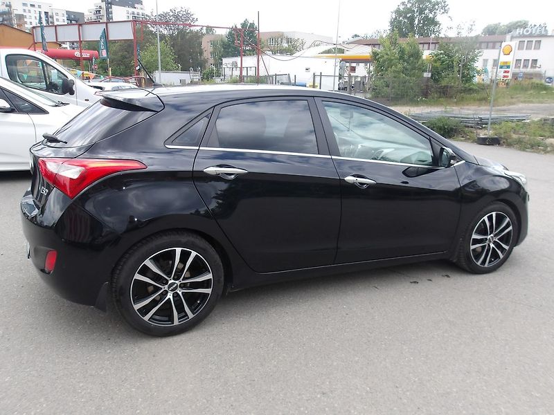 Hyundai i30 1,6CRDi  Automat!! 2 x kola! - fotka 8 z 34