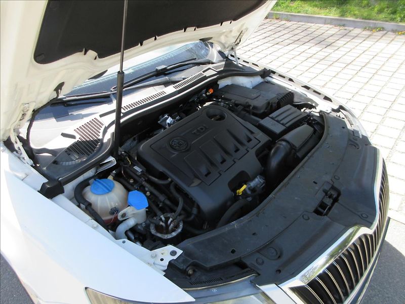 Škoda Superb 2,0 TDi 103 Kw, Xenon, Vyhř. N - fotka 26 z 28
