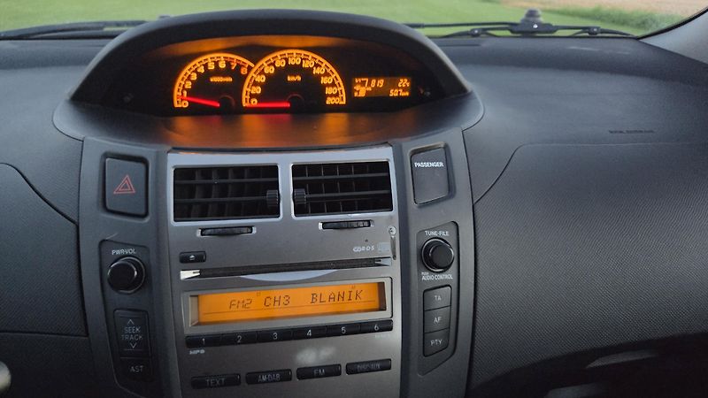 Toyota Yaris (2011) 1.0 VVT-i, 51 kW, klima, CZ - fotka 16 z 17