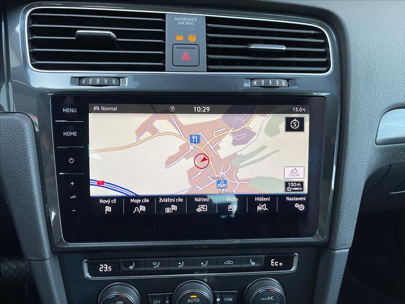 Volkswagen e-Golf 100kW,DPH,tep.čerpadlo - fotka 17 z 33