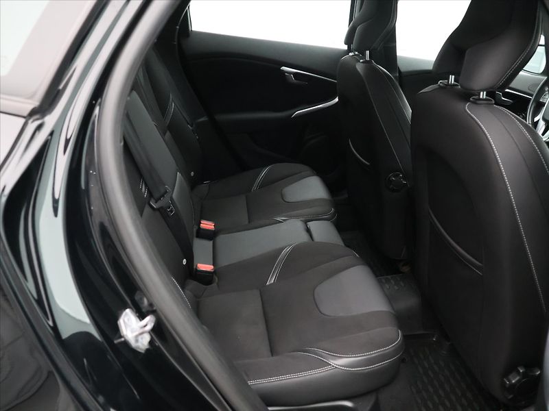 Volvo V40 2,0 D2 Automat Momentum DPH - fotka 12 z 25