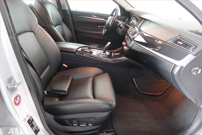 BMW Řada 5 (2013) Modern Line 530d xDrive, 4X4 - fotka 9 z 23