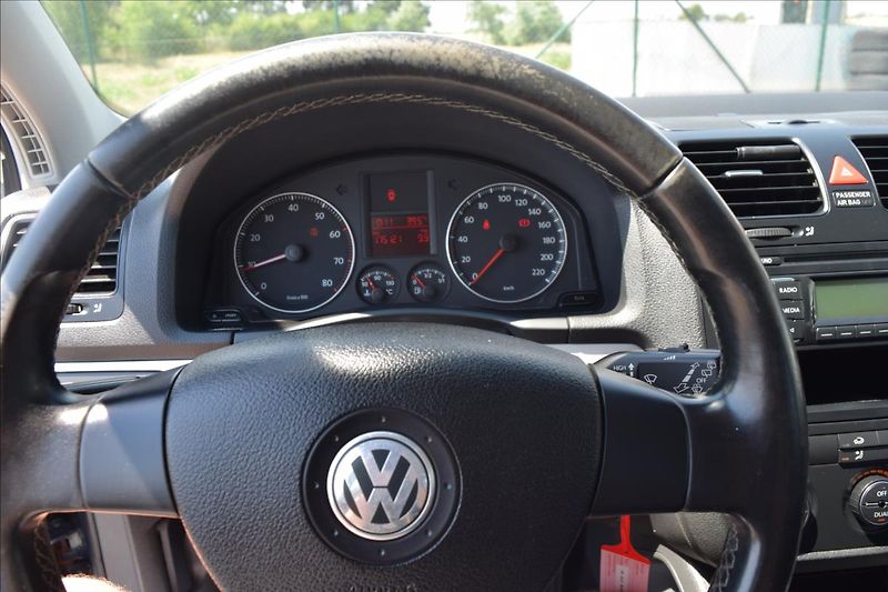 Volkswagen Golf 1,4 i 59KW NOVÁ STK ALU KLIMA - fotka 35 z 46