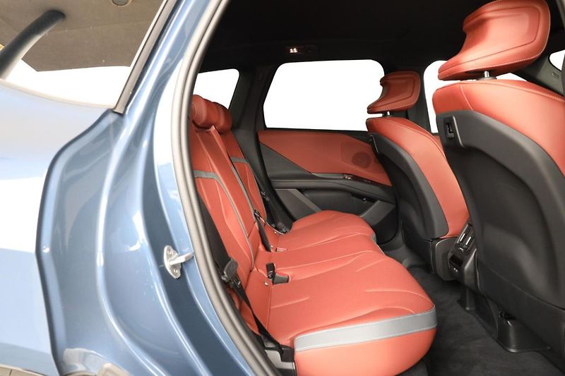 BMW iX3 50 xDrive - fotka 10 z 28