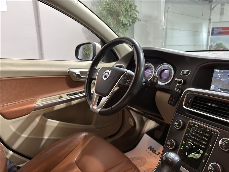 Volvo V60 2,0   T5 177KW SUMMUM XENON - fotka 20 z 38