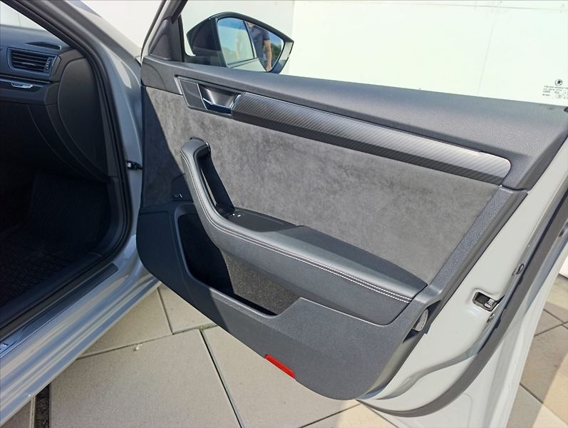 Škoda Superb 2,0 TDi DSG 4x4 Tažné 1maj.,ČR - fotka 25 z 46