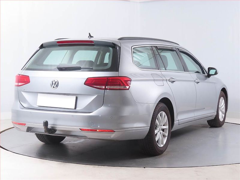 Volkswagen Passat (2018) Comfortline 2.0 TDI, Navi - fotka 5 z 16