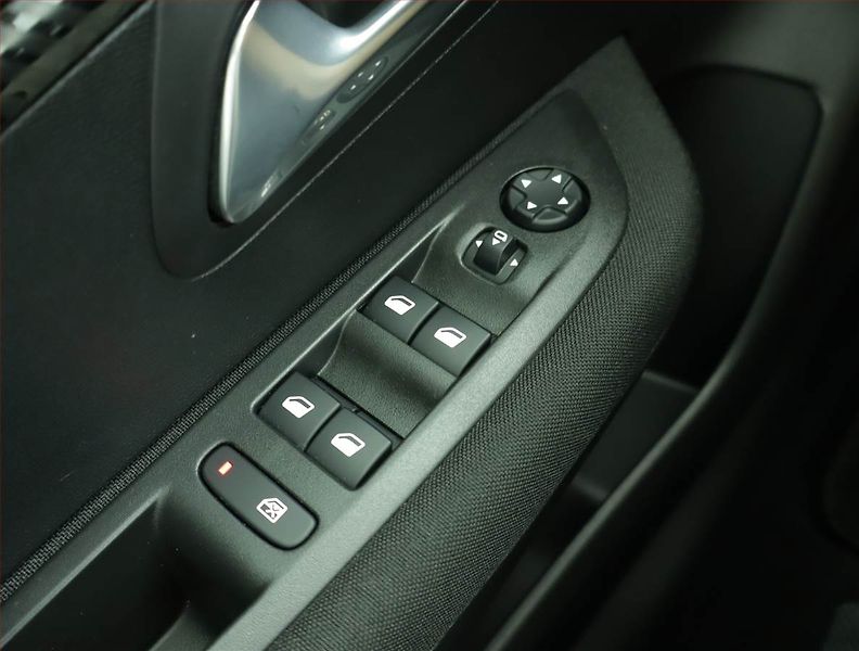 Peugeot 208 (2021) 50 kWh, SoH 90%, Automat - fotka 15 z 18