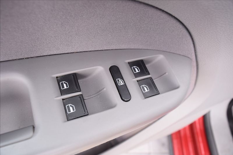 Volkswagen Touran 1,9 TDI 77KW AUTOMAT PO STK - fotka 33 z 46