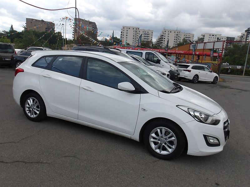 Hyundai i30 1,6i ČR - fotka 6 z 27