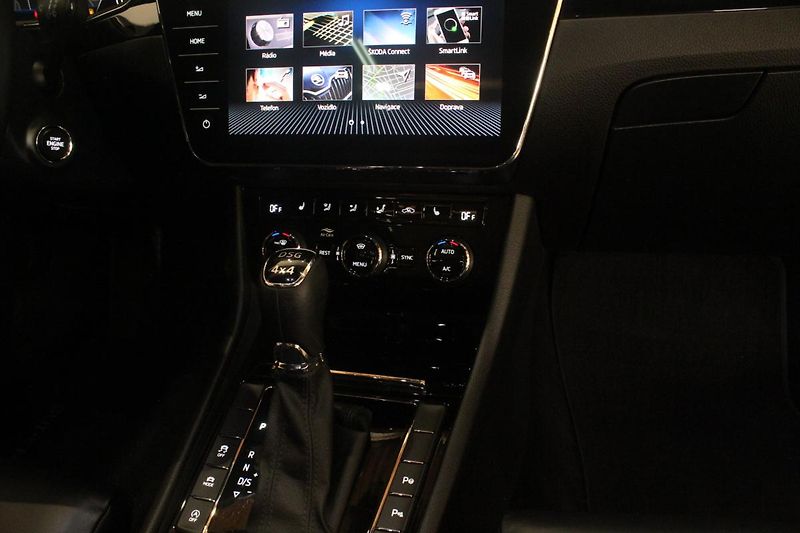 Škoda Superb (2019) 2.0TDI DSG L&K 4x4 Display - fotka 33 z 45