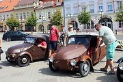 Přehlídka velorexů na poděbradském náměstí.