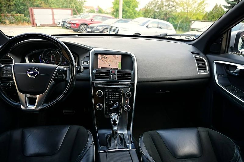 Volvo XC60 (2017) R-DESING 2,4 D4 140 kW - fotka 30 z 57