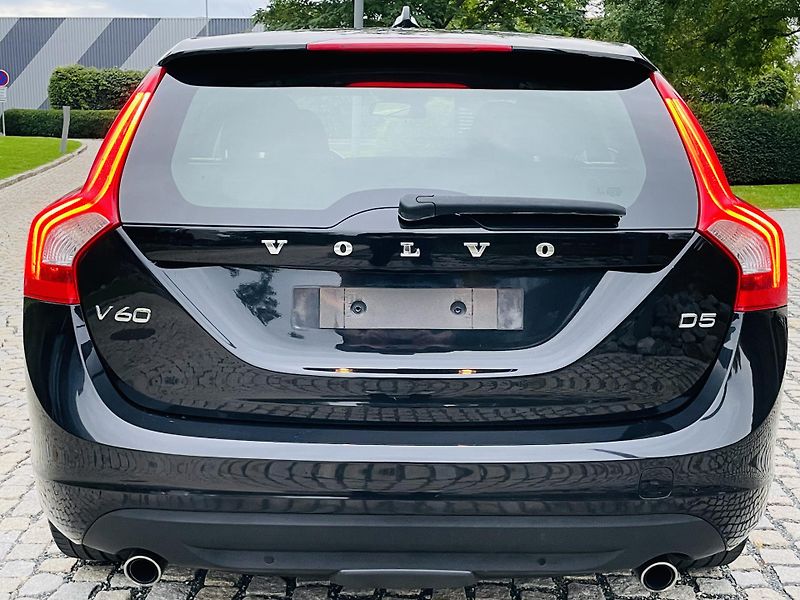 Volvo V60 2.4D5 MANUÁL TAŽNÉ SERVISKA - fotka 15 z 41