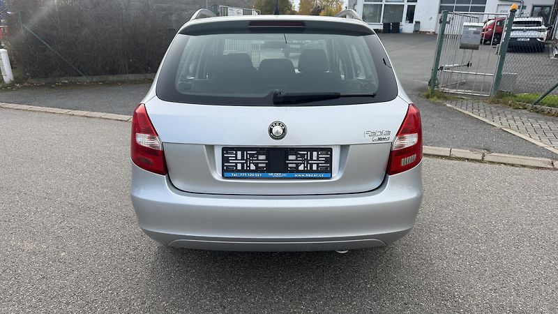 Škoda Fabia (2009) 1.4 16V 63KW 115 TIS KM KLIMA - fotka 9 z 20