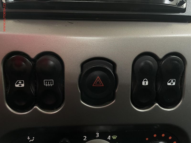 Dacia Sandero (2009) 1.6i, ČR, AC, tažné - fotka 11 z 14