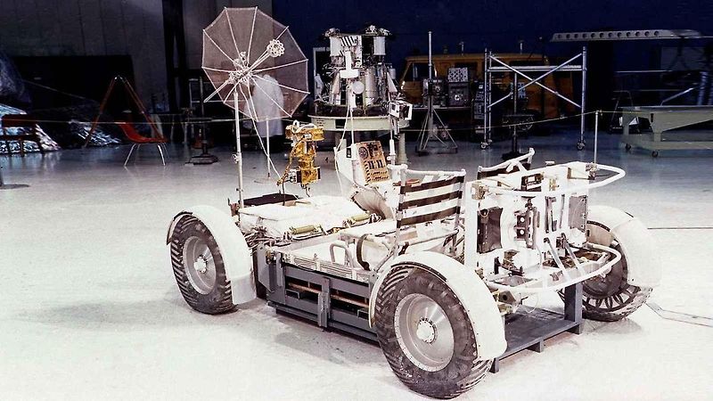 LRV a kosmonaut na povrchu Měsíce.