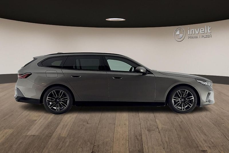 BMW Řada 5 540d xDrive Touring - fotka 2 z 13