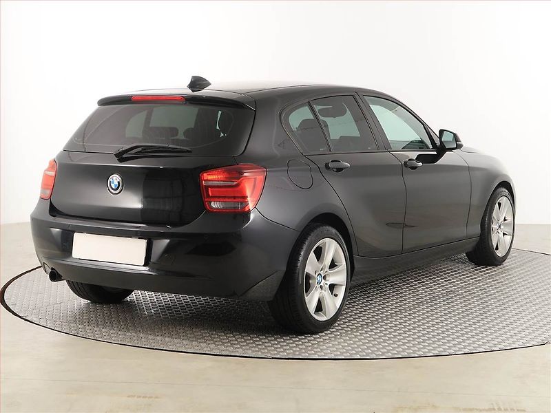 BMW Řada 1 (2014) Comfort 114i, Xenony, Tempomat - fotka 5 z 17