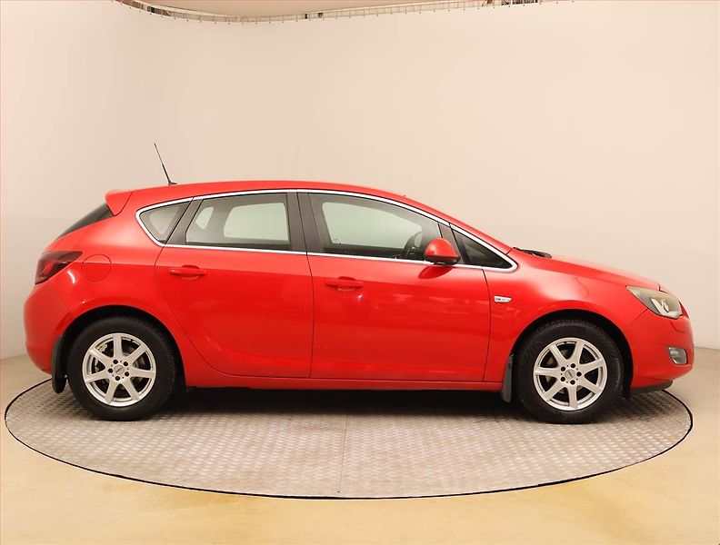 Opel Astra (2010) 1.4 16V, Tempomat - fotka 6 z 17