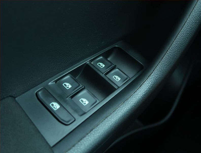 Škoda Fabia (2015) 1.2 TSI, Tempomat - fotka 15 z 17