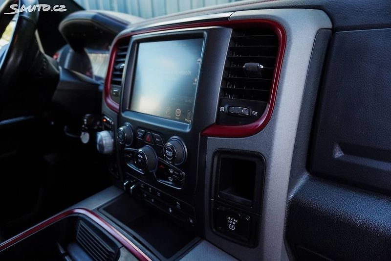 Dodge RAM (2015) 5.7 HEMI 4X4 REBEL EDITION - fotka 27 z 35