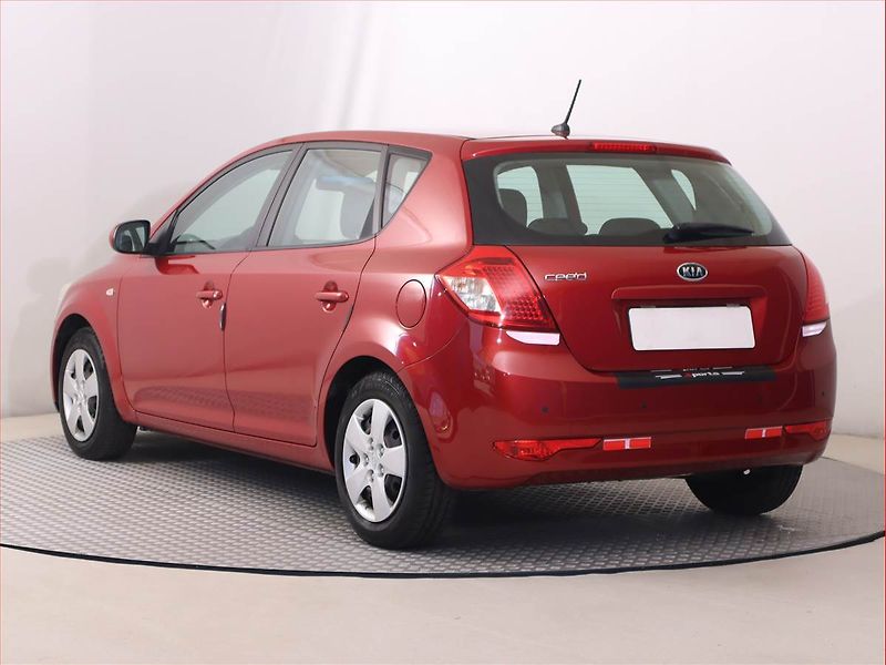 Kia Ceed (2011) 1.4 CVVT, Serv.kniha - fotka 4 z 14