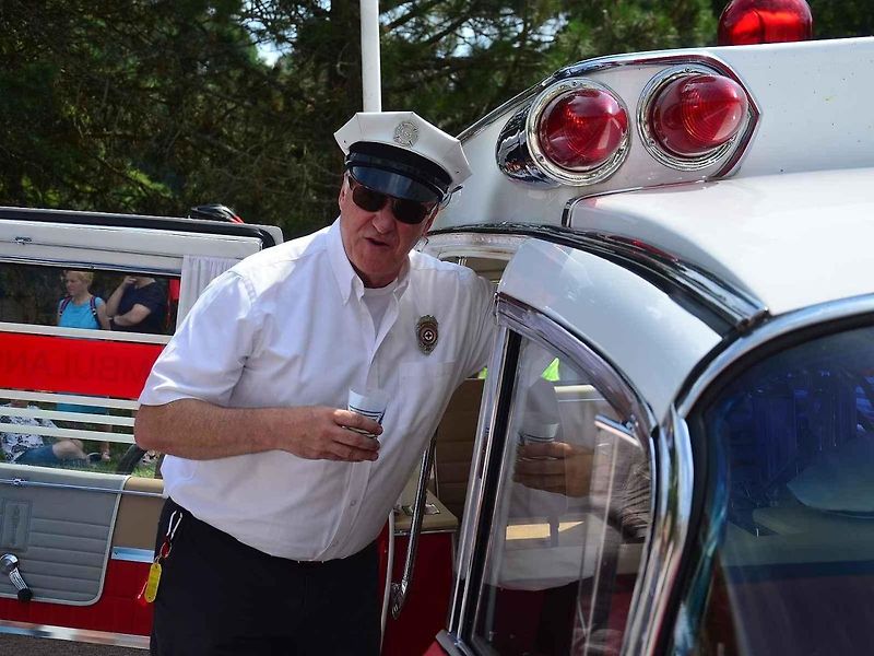 Přehlídka veteránů na Arnice v Mariánských Lázních. Sanitka Cadillac