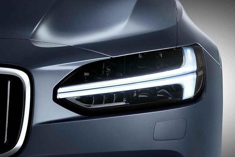 Volvo S90.