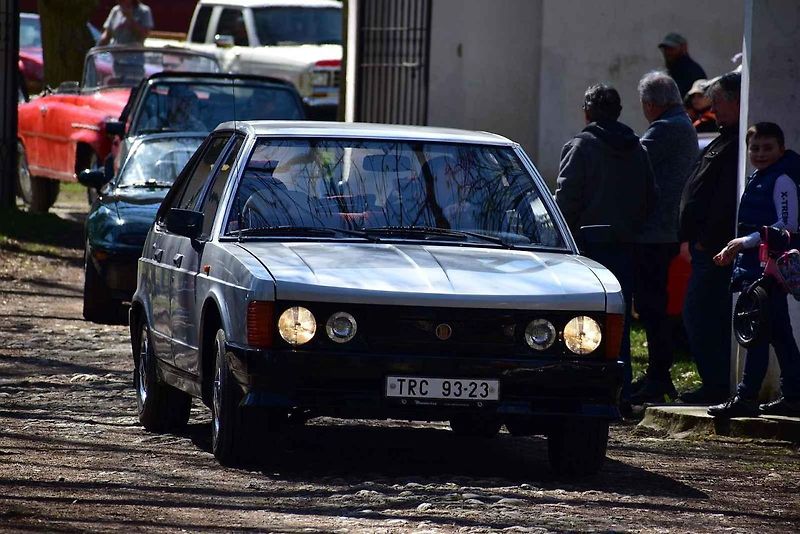 Kulatá světla, blýskající se chromy, brumlavé motory. Majitelům historických skvostů vyšla jejich první letošní projížďka na jedničku.