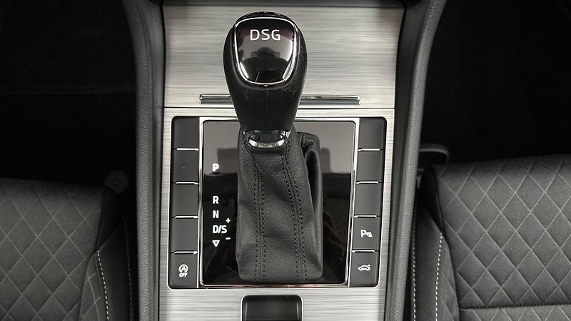 Škoda Superb 2.0 TDI DSG Ambition Combi - fotka 27 z 29