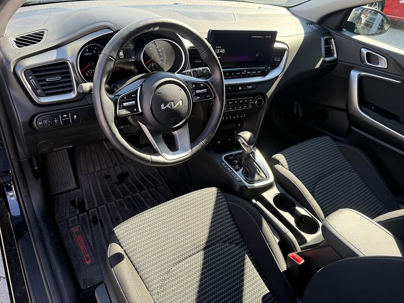 Kia Ceed (2025) 1,5 T-GDi 7DCT TOP + BUS - fotka 4 z 6
