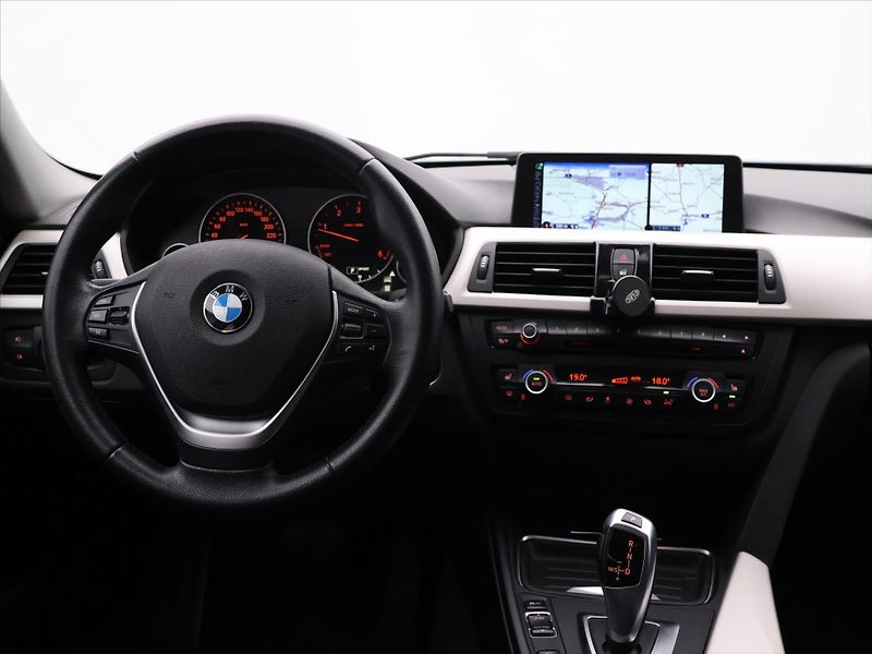 BMW Řada 3 2,0 320 XDrive 135kW Aut. - fotka 24 z 31
