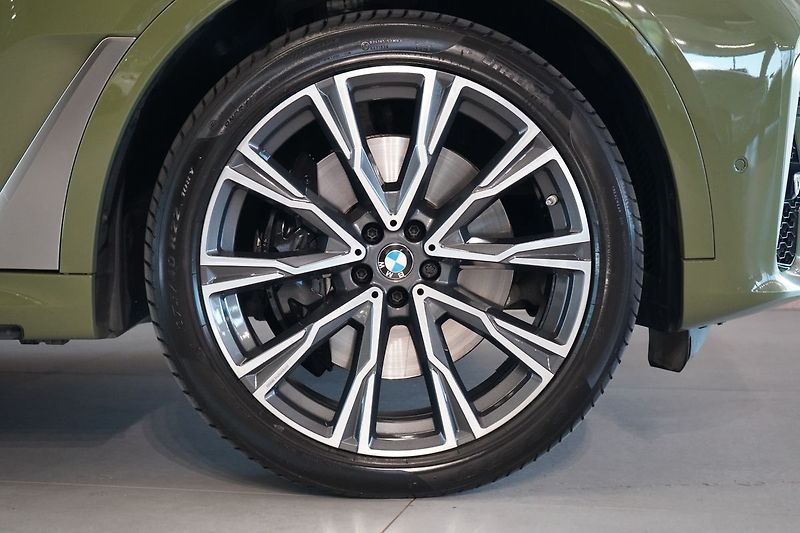 BMW X7 M50i xD, Executive Drive Pro - fotka 7 z 50