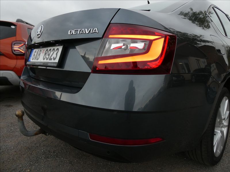 Škoda Octavia 2,0 TDi 110kW DSG STYLE, ČR - fotka 10 z 39