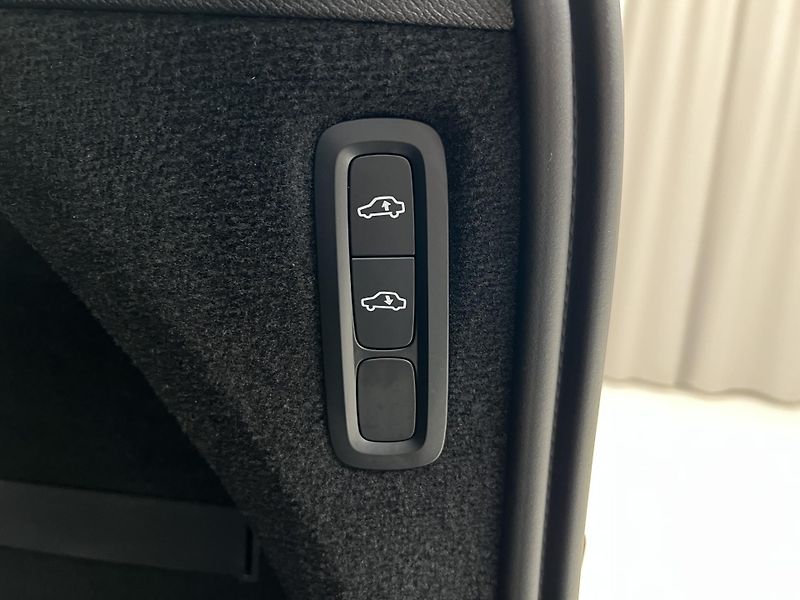 Volvo XC90 T8 AWD RECHARGE ULTRA BRIGHT - fotka 53 z 57