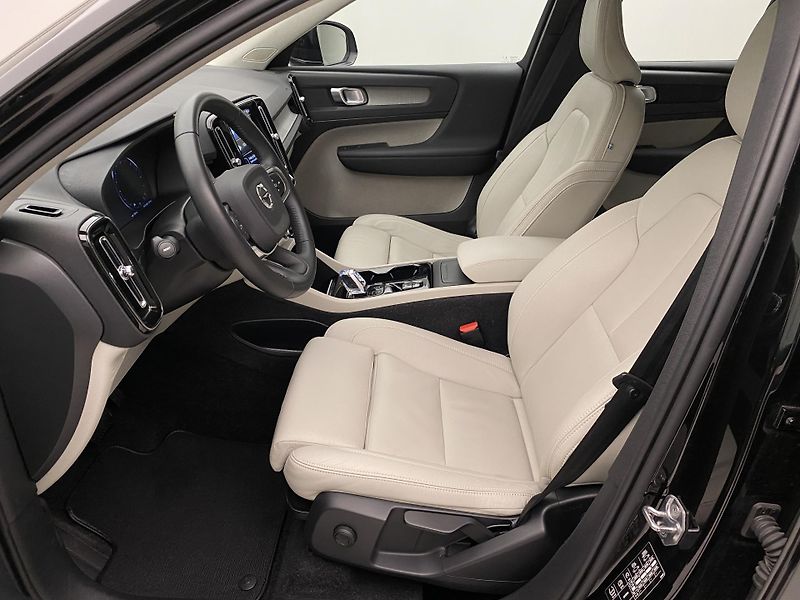 Volvo XC40 D4 AWD INSCRIPTION REZERVACE - fotka 3 z 44