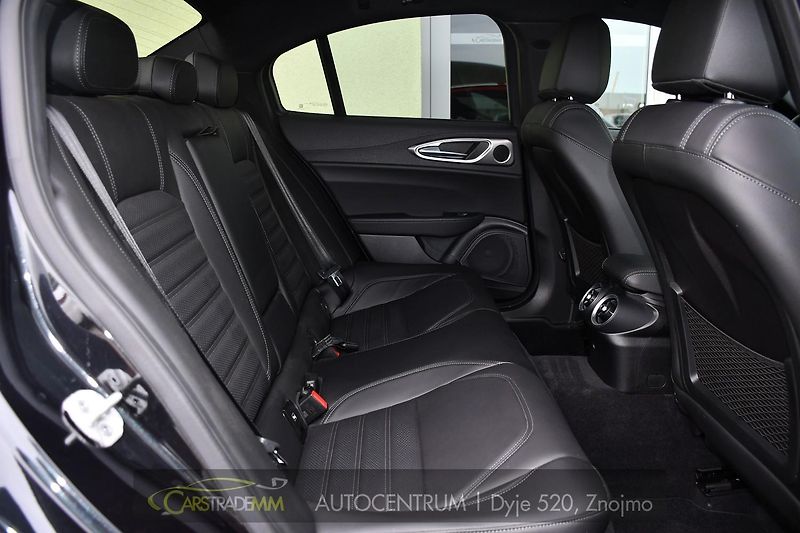 Alfa Romeo Giulia 2.0T 16V 206kW VELOCE AT8 Q4 - fotka 18 z 53