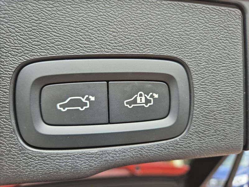 Volvo XC60 2,0 B4 AWD PLUS DARK - fotka 12 z 18