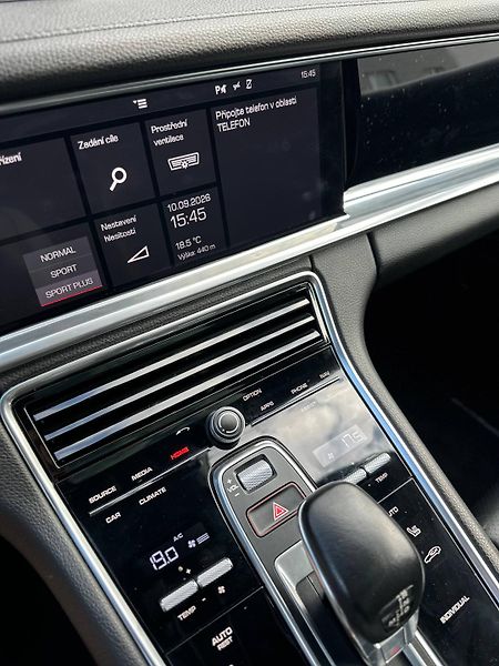 Porsche Panamera (2018) 3.0 V6 246KW AT 2018 65TKM - fotka 30 z 37