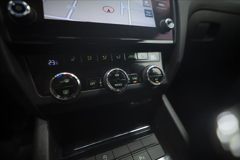 Škoda Octavia 2,0 TDI NAVI KEYLESS VÝHŘEV ČR - fotka 27 z 41
